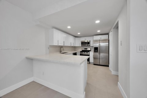 Touwnhouse à vendre à Miami, Floride: 3 chambres, 146.32 m2 № 1930331 - photo 9