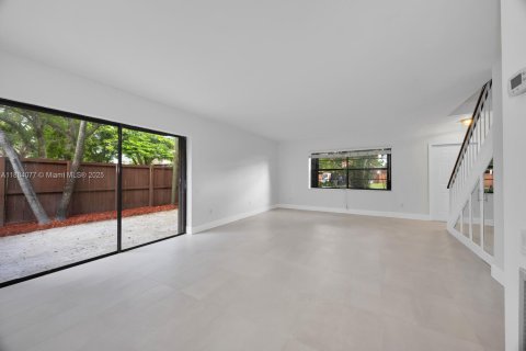 Touwnhouse à vendre à Miami, Floride: 3 chambres, 146.32 m2 № 1930331 - photo 17