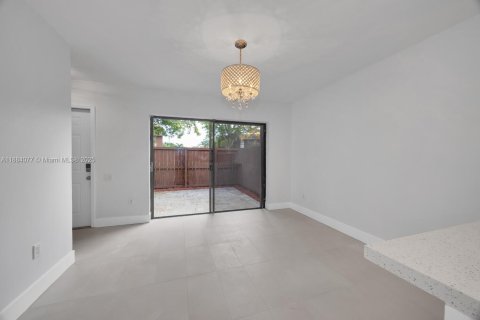 Touwnhouse à vendre à Miami, Floride: 3 chambres, 146.32 m2 № 1930331 - photo 13