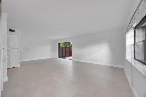 Touwnhouse à vendre à Miami, Floride: 3 chambres, 146.32 m2 № 1930331 - photo 16