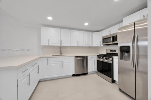 Touwnhouse à vendre à Miami, Floride: 3 chambres, 146.32 m2 № 1930331 - photo 10