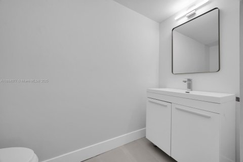 Touwnhouse à vendre à Miami, Floride: 3 chambres, 146.32 m2 № 1930331 - photo 19