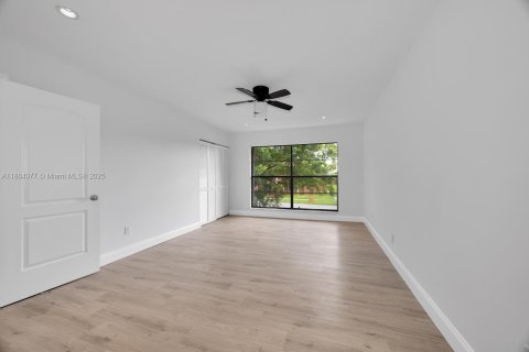 Touwnhouse à vendre à Miami, Floride: 3 chambres, 146.32 m2 № 1930331 - photo 23