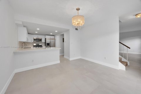 Touwnhouse à vendre à Miami, Floride: 3 chambres, 146.32 m2 № 1930331 - photo 8