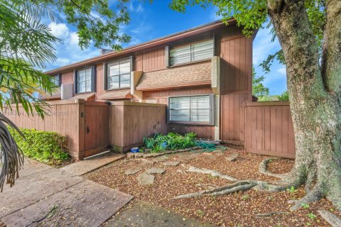 Touwnhouse à vendre à Miami, Floride: 3 chambres, 146.32 m2 № 1930331 - photo 1