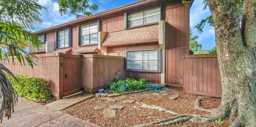 Touwnhouse à Miami, Floride 3 chambres, 146.32 m2 № 1930331