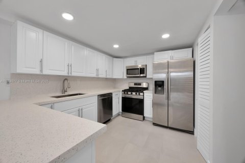 Touwnhouse à vendre à Miami, Floride: 3 chambres, 146.32 m2 № 1930331 - photo 11