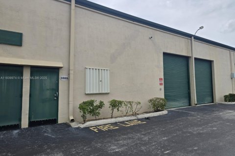 Commercial property in Pompano Beach, Florida № 1830698 - photo 1