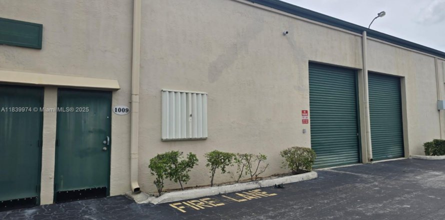 Commercial property in Pompano Beach, Florida № 1830698