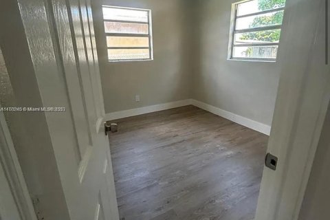 Commercial property in Miami, Florida 112.97 sq.m. № 1700815 - photo 4