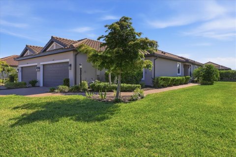 House in Bradenton, Florida 2 bedrooms, 142.42 sq.m. № 2211642 - photo 3