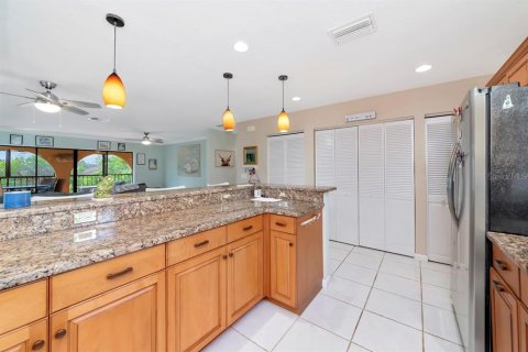 Condo in Bradenton, Florida, 2 bedrooms № 2378060 - photo 18