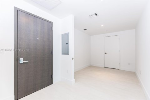 Condo in Miami, Florida, 1 bedroom № 2080925 - photo 8