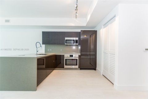 Condo in Miami, Florida, 1 bedroom № 2080925 - photo 6