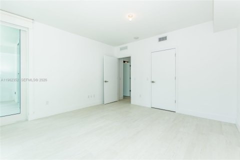 Condo in Miami, Florida, 1 bedroom № 2080925 - photo 12