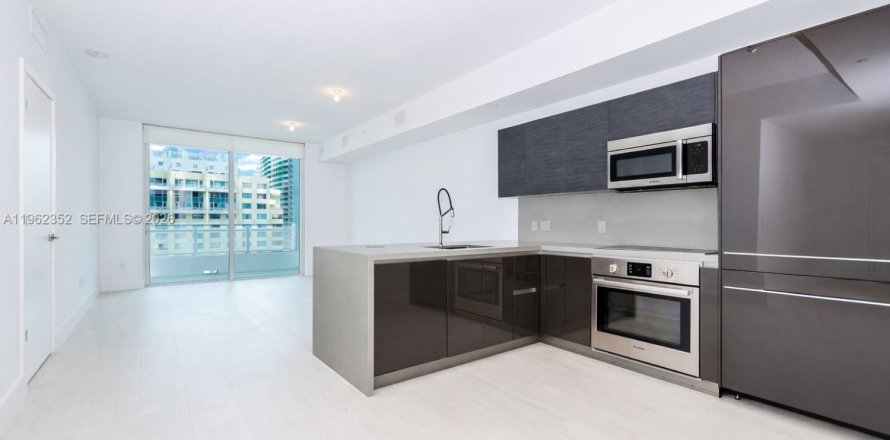 Condo in Miami, Florida, 1 bedroom № 2080925