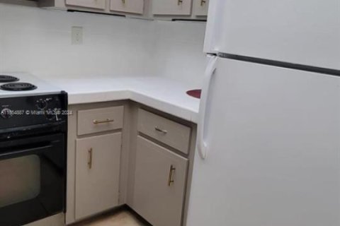 Condo in Hialeah, Florida, 1 bedroom  № 1729416 - photo 7
