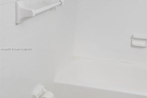 Condo in Hialeah, Florida, 1 bedroom  № 1729416 - photo 18