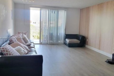 Condo in Hialeah, Florida, 1 bedroom  № 1729416 - photo 10