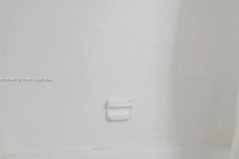 Condo in Hialeah, Florida, 1 bedroom  № 1729416 - photo 19