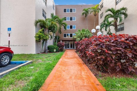 Condo in Hialeah, Florida, 1 bedroom  № 1729416 - photo 2