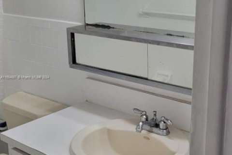 Condo in Hialeah, Florida, 1 bedroom  № 1729416 - photo 16