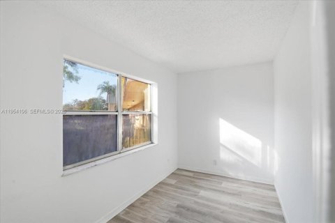 Condominio en venta en Lauderhill, Florida, 2 dormitorios, 80.82 m2 № 2153312 - foto 24