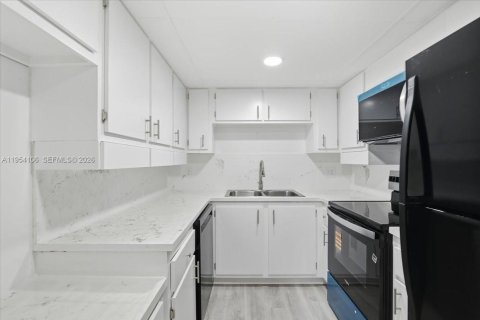 Condominio en venta en Lauderhill, Florida, 2 dormitorios, 80.82 m2 № 2153312 - foto 1