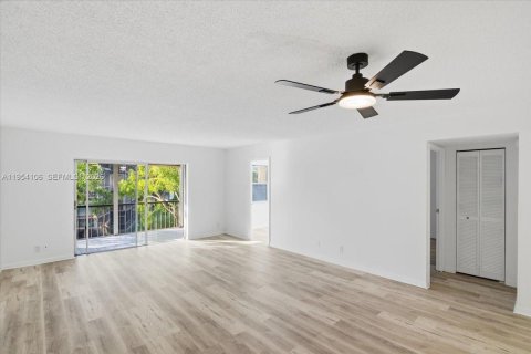 Condominio en venta en Lauderhill, Florida, 2 dormitorios, 80.82 m2 № 2153312 - foto 8