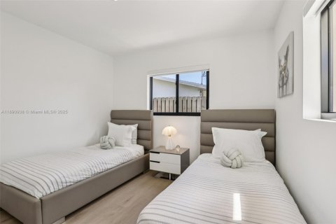 House in Lighthouse Point, Florida 4 bedrooms, 179.49 sq.m. № 1954511 - photo 28