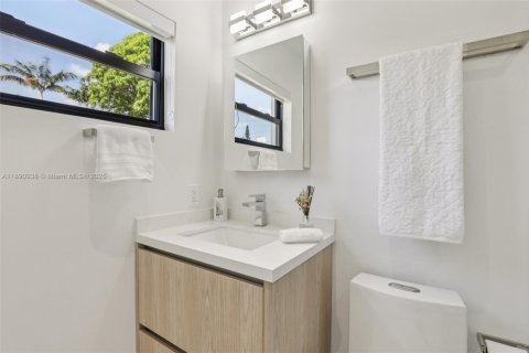 House in Lighthouse Point, Florida 4 bedrooms, 179.49 sq.m. № 1954511 - photo 24