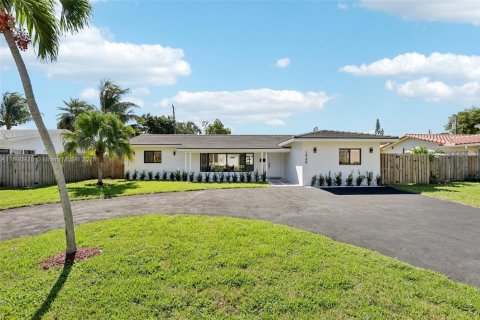 House in Lighthouse Point, Florida 4 bedrooms, 179.49 sq.m. № 1954511 - photo 1