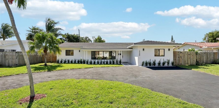 House in Lighthouse Point, Florida 4 bedrooms, 179.49 sq.m. № 1954511