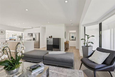 House in Lighthouse Point, Florida 4 bedrooms, 179.49 sq.m. № 1954511 - photo 7