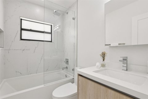 House in Lighthouse Point, Florida 4 bedrooms, 179.49 sq.m. № 1954511 - photo 29