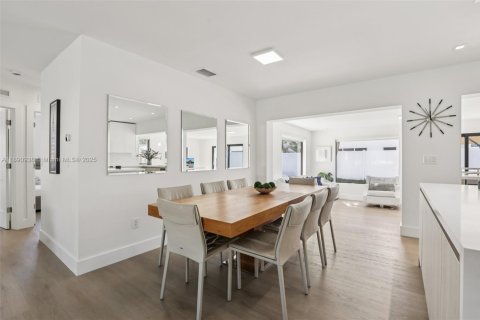 House in Lighthouse Point, Florida 4 bedrooms, 179.49 sq.m. № 1954511 - photo 8