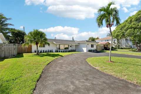 House in Lighthouse Point, Florida 4 bedrooms, 179.49 sq.m. № 1954511 - photo 2