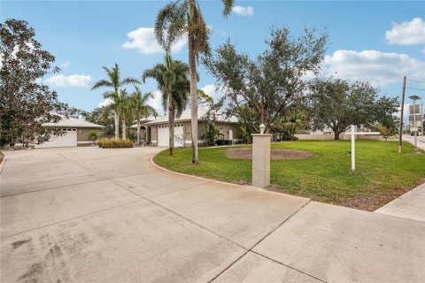 House in Sarasota, Florida 3 bedrooms, 278.89 sq.m. № 1542882 - photo 2