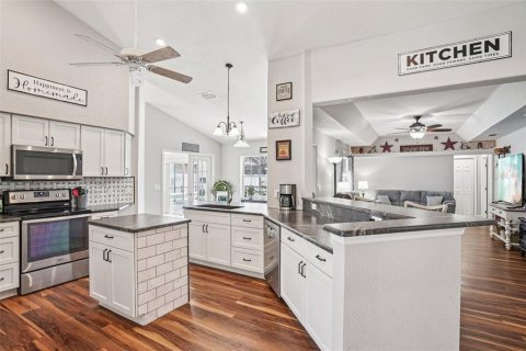 House in Wildwood, Florida 4 bedrooms, 246.1 sq.m. № 2236564 - photo 3