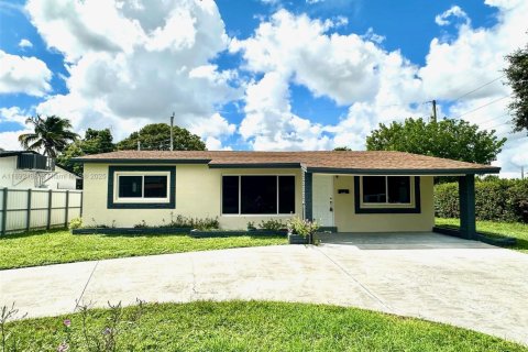House in Hollywood, Florida 3 bedrooms, 111.85 sq.m. № 1944205 - photo 3