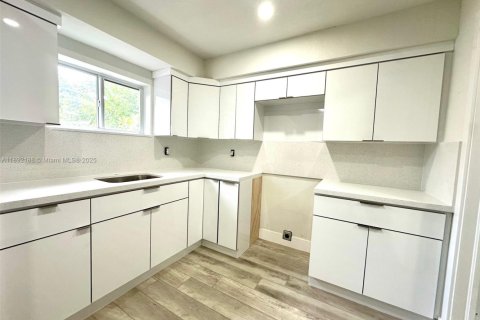 House in Hollywood, Florida 3 bedrooms, 111.85 sq.m. № 1944205 - photo 9