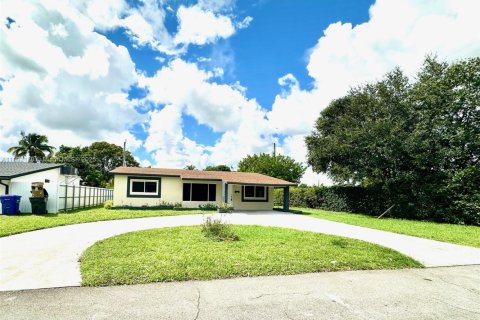House in Hollywood, Florida 3 bedrooms, 111.85 sq.m. № 1944205 - photo 2