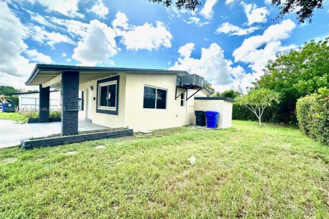 House in Hollywood, Florida 3 bedrooms, 111.85 sq.m. № 1944205 - photo 27