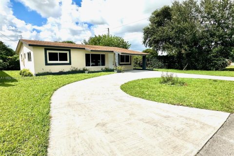 House in Hollywood, Florida 3 bedrooms, 111.85 sq.m. № 1944205 - photo 4