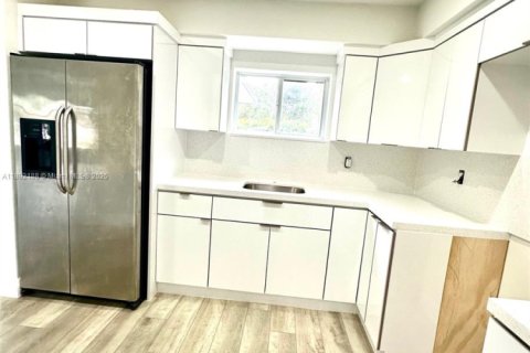 House in Hollywood, Florida 3 bedrooms, 111.85 sq.m. № 1944205 - photo 8