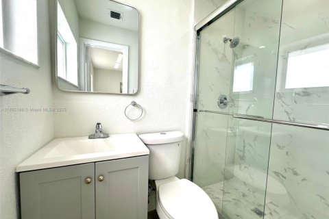 House in Hollywood, Florida 3 bedrooms, 111.85 sq.m. № 1944205 - photo 14