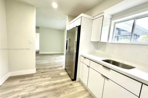 House in Hollywood, Florida 3 bedrooms, 111.85 sq.m. № 1944205 - photo 11