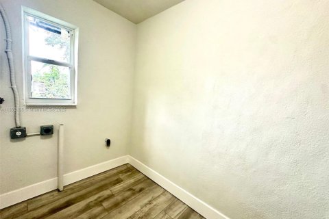 House in Hollywood, Florida 3 bedrooms, 111.85 sq.m. № 1944205 - photo 13