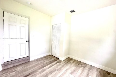 House in Hollywood, Florida 3 bedrooms, 111.85 sq.m. № 1944205 - photo 22