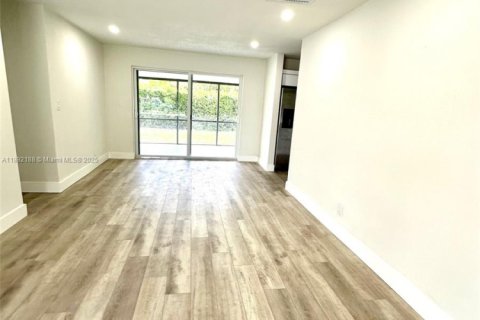 House in Hollywood, Florida 3 bedrooms, 111.85 sq.m. № 1944205 - photo 12